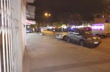 El cadáver quedó al borde de la vereda, fuera de un local de venta de repuestos de motos.