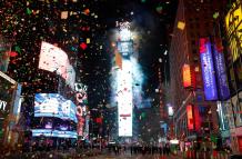 Miles de personas llegan a Times Square para despedir el año.