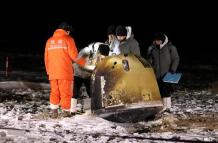 Un aparato científico encuentra indicios de que existe agua en la superficie lunar.