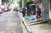 El cadáver quedó tendido en una de las veredas de la zona, fuera de una casa de dos plantas.