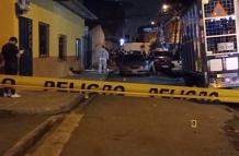 Policías recogieron indicios balísticos en la casa donde se suscitó el asesinato.