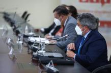 El titular del COE Nacional, Juan Zapata, estuvo acompañado de ministros y viceministros de Educación, Salud y Trabajo.