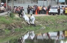 La Policía extrajo el cuerpo de la zanja. Estaba boca abajo.