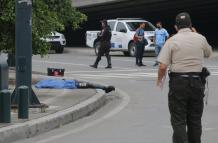 El cuerpo del extranjero quedó sobre la vereda. Policía llegó al lugar.