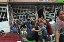 Esta familia asentada en el bloque 9 de Bastión Popular goza de lo lindo el feriado de carnaval.