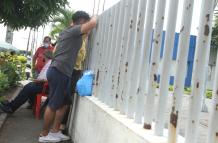 Familiares de las víctimas llegaron al Laboratorio de Criminalística, estaban consternados.