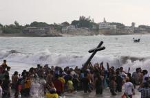 Pescadores de Ballenita bañaron la Cruz de Cristo