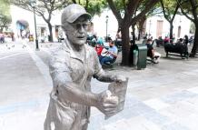 La estatua es parte de las esculturas de personajes íconos ubicadas en el centro de la ciudad.