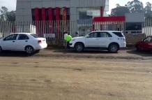 CUENCA ALGUNOS FAMILIARES AGURADAN EN LA AFUERAS DEL CENTRO FORENSE 2