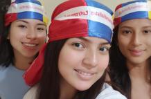 Michelle Guillén, María Fernanda García y Melanie Martínez con el turbante tricolor.