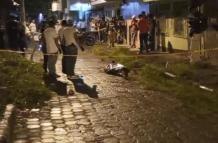 Un joven fue asesinado a bala y con goles en la cabeza