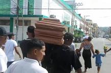 Familiares despiden a “La China” con globos blancos