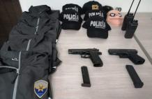 entre los indicios se econtró dos armas de fuego, calibre 9 milimetros, tres vechúuclos, cuatro chompas similares a la que utiliza los policias