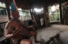 Jorge Vargas, el último de los chamanes ancestrales, tiene en su mano una cabeza reducida.