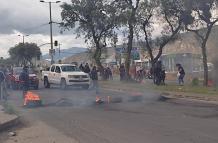 El joven tuvo una herida en el cuello provocado por el choque que terminó haciéndolo caer en la calle.