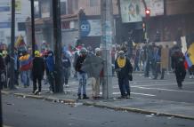 Pese a los carros antimotines, los manifestantes se tomaron el puente del Guambra