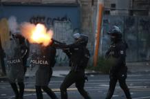 Policía acorrala violentamente a manifestantes dentro de la Universidad Central