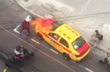 El taxista se habría negado a darles dinero y le prendieron fuego como represalia.