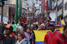 Los protestantes llevan consigo lanzas con puntas, látigos, escudos elaborados de manera artesanal.