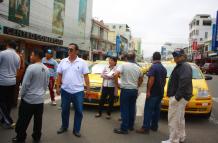 Taxistas bloquearon por dos horas artería principal en La Libertad