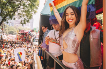 Danna Paola, desde el carro decorativo de Tik Tok, estuvo presente en la Marcha del Orgullo LGBT+ que se llevó a cabo ayer en la Ciudad de México.