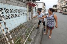 Familiares de los niños heridos muestran cómo quedó el arco luego del impacto.