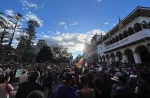 Vidrios de las ventanas de la Gobernación del Azuay fueron destruidos por manifestantes