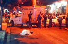 El agente de la CTE quedó tendido sobre la calzada, en el sector Las Malvinas.