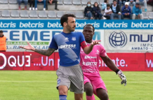 Johan Padilla, golero de Macará, toma de la camiseta al volante de Emelec Sebastián Rodríguez durante el festejo.