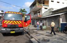 Al sitio llegaron unidades bomberiles para combatir el fuego.