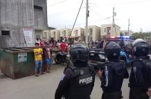 Aproximadamente 60 uniformados se mantienen en esta urbanización, ubicada al noroeste de Guayaquil.