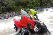 Auto cayó a un barranco en la vía Alóag - Santo Domingo