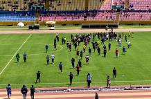 DeportivoQuito-hinchas-agresión-árbitros