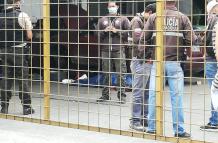 Al sitio llegaron agentes policiales, quienes inspeccionaron el interior del carro del difunto para recabar algún dato.