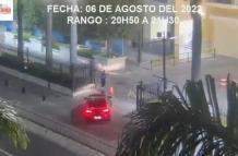 Video muestra a tres vehículos rojos sospechosos de violación en manada