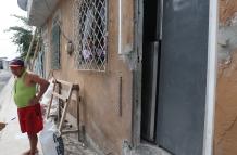 A la familia Gómez Bajaña le ‘volaron’ la puerta, tuvieron que colocar la refrigeradora para tapar el espacio.