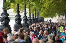 Miles de personas hacen fila en Londres para la capilla ardiente de Isabel II