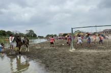 Un caballito se hace presente en las jornadas deportivas.