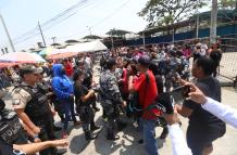 Jocelyn Barzola fue retenida por unos minutos, tras lanzarle agua a una uniformada.