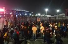 Poco antes de las 19:00, el público aún ingresaba hacia el estadio.