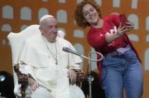 El papa avisa a los jóvenes que depender del teléfono "atrofia el deseo"