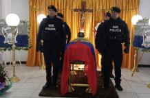 Féretro de la agente Policial Verónica Songor llegó a Loja y fue recibida con honores por sus compañeros