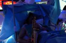 Le extirparon un tumor cerebral mientras tocaba el saxofón