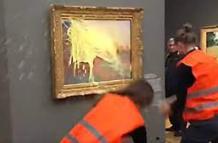 Activistas lanzan puré de patatas contra 'Los almiares' de Monet en Alemania