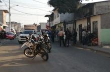 Agentes policiales llegaron a la zona para indagar el crimen y retirar el cadáver.