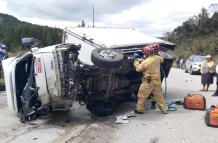 Siete heridos deja choque de camioneta y camión en una vía azuaya