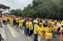 Los hinchas tuvieron que caminar más de 20 minutos para llegar al Monumental.