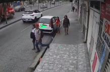 La chica es interceptada por un sujeto, que la abrazó y amenazó.  Al pasar por donde unas personas se bajaban de un carro, pellizcó a una y las alertó. Luego logró escapar del tipo.