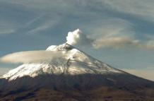 El volcán Cotopaxi, de Ecuador, emite gases y vapor de manera continua