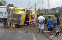 Poste de alumbrado eléctrico evitó que bus cayera a la cuneta